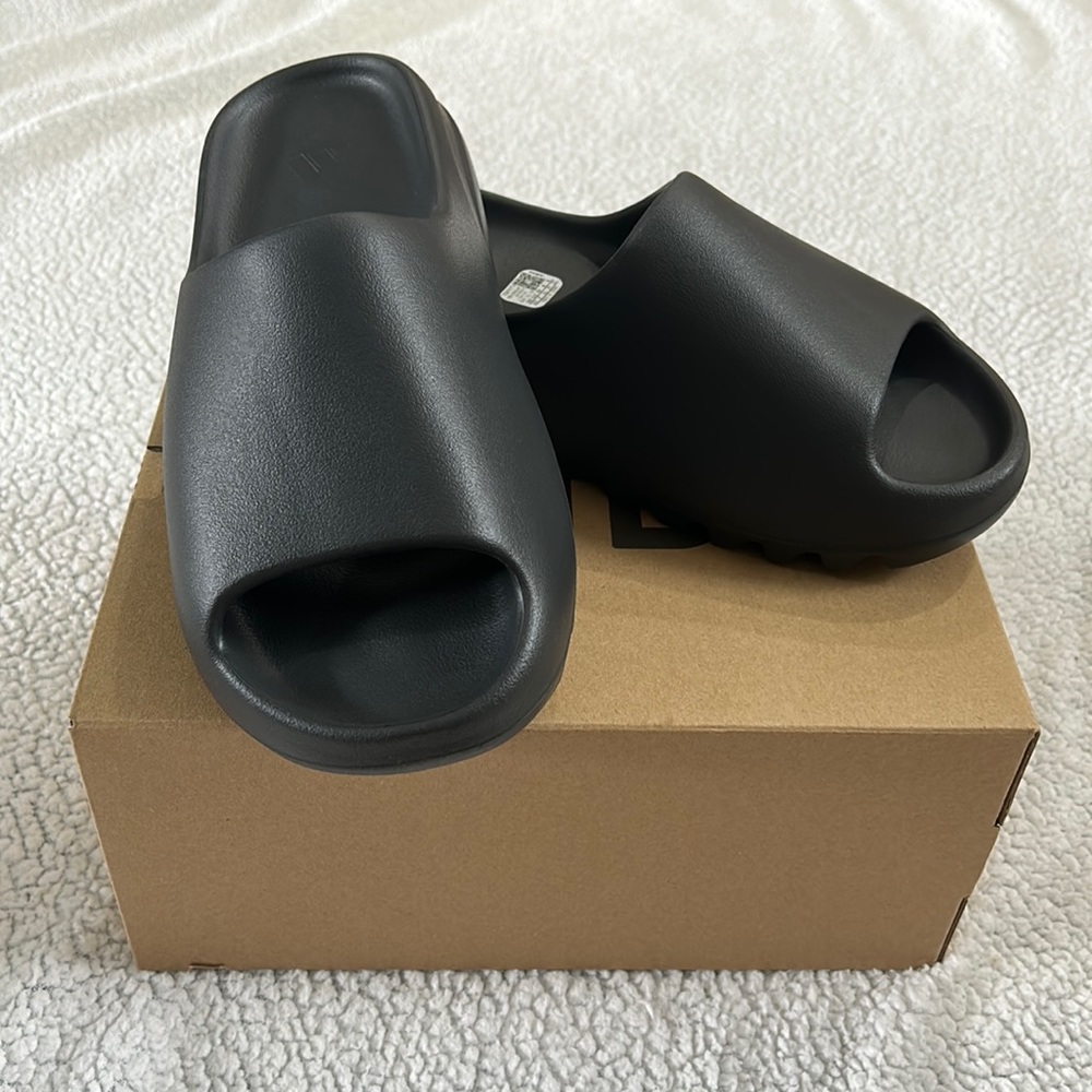 SOLD! NEW Authentic Yeezy Slides Onyx size 9 male